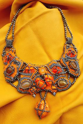 STATEMENT NECKLACE