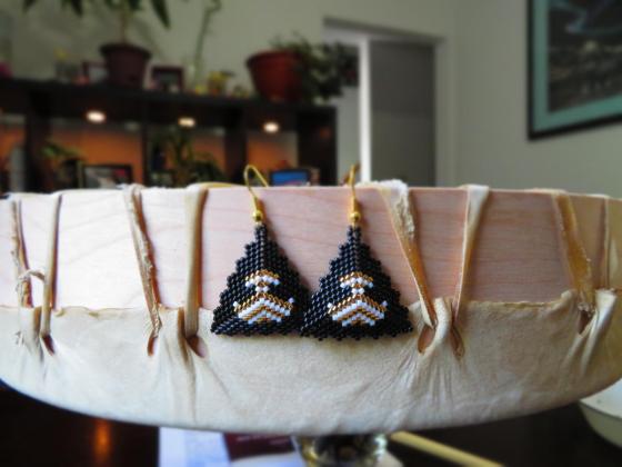 Triangle with gold and white ulu