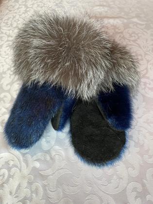 Sealskin mitts with fox trim
