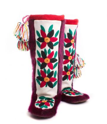 Sealskin kamiks with embriodery