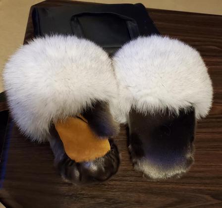 Ladies sealskin mitts with fox trim and moose hide palms (boxer)